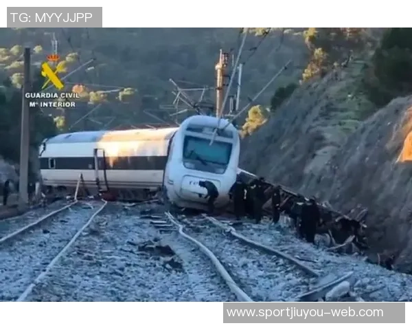 皇马今日训练前为西班牙列车事故遇难者默哀一分钟表达哀悼与关怀 皇马今日训练前为西班牙列车事故遇难者默哀一分钟表达哀悼与关怀